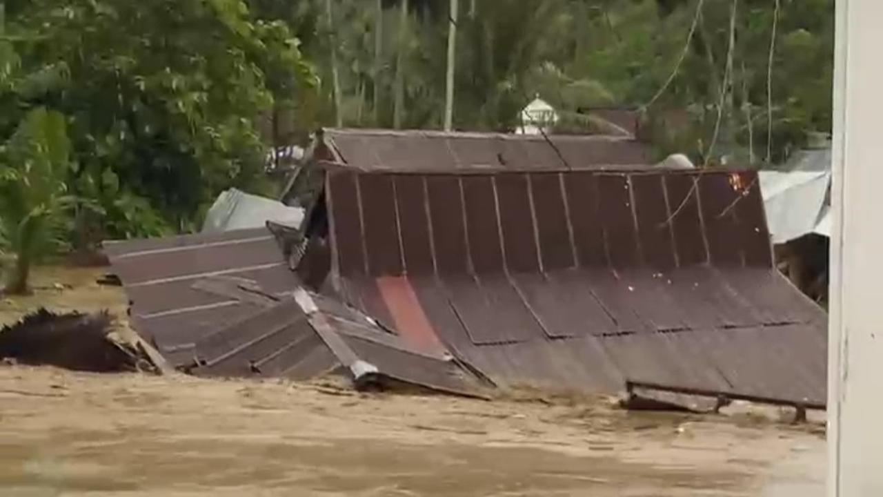 Dua Unit rumah hanyut saat terjadi banjir di Kolaka, Sabtu (20/1/2024).