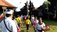 Umat Hindu menuju pura untuk sembahyang Hari Raya Galungan di Jimbaran, Bali, Rabu (5/4). Galungan dimaknai sebagai hari kemenangan Dharma (Kebaikan) melawan Adharma (Keburukan) yang dirayakan dengan persembahyangan di tiap Pura. (SONNY TUMBELAKA/AFP)