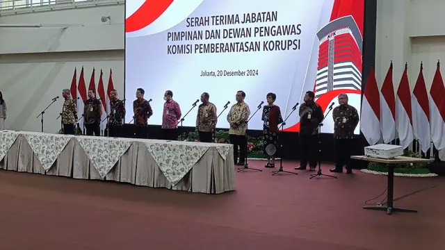 Ketua KPK dan Dewan Pengawas KPK periode 2024-2029 membaca pakta integritas di Gedung Juang KPK, Jumat (20/12/2024).