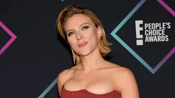 Scarlett Johansson berpose dengan piala yang diraihnya di People's Choice Awards 2018 di Santa Monica, California (11/11). Scarlett Johansson berhasil memenangkan piala dari kategori 'Female Movie Star 2018. (AFP Photo/Getty Images/Matt Winkelmeyer)