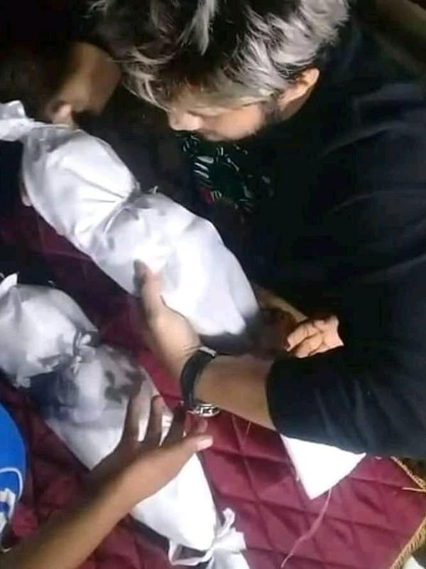 Ammar Zoni saat memakamkan anaknya (Sumber: Instagram/support.aish)