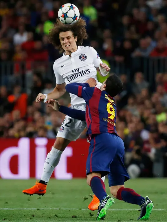 Bek PSG, David Luiz berusaha menghalau penyerang Barcelona Luis Suarez di leg kedua 8 besar Liga Champions di Stadion Nou Camp, Spanyol, Rabu (22/4/2015). Barcelona menang 2-0 atas Paris Saint Germain. (Reuters/Paul Hanna)