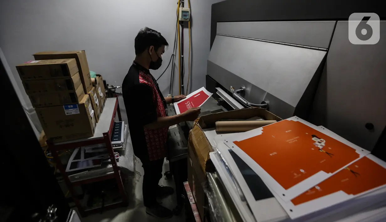 Pekerja mengecek cetakan digital printing PT Bintang Sempurna di kawasan Benhil, Jakarta Pusat, Rabu (24/2/2021). Setidaknya omset yang dihasilkan digital printing ini tidak sebesar seblum pandemi berlangsung. (Liputan6.com/Johan Tallo)