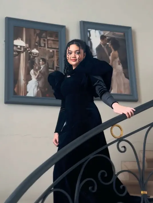 Amora terlihat memilih mengenakan long dress hitam berbahan velvet. Menariknya, dress lengan panjang tersebut memiliki aksen puff pada bagian lengan atas. [@anggi30]