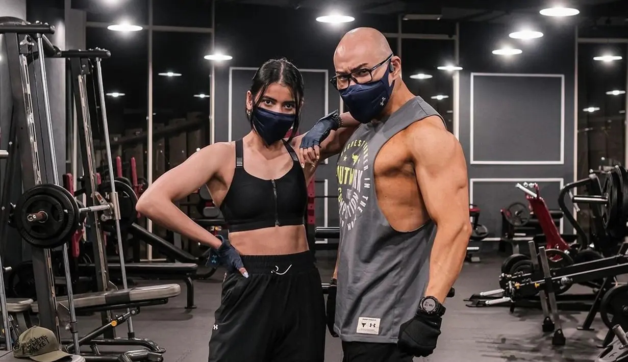 Hidup sehat bersama menjadi tujuan keduanya saat nge-gym. Menjaga fisik terjaga di usia tak lagi muda membuat keduanya selalu terlihat awet muda. Momen-momen Sabrina dan Deddy nge-gym bareng ini curi perhatian. (Liputan6.com/IG/@sabrinachairunnisa_)