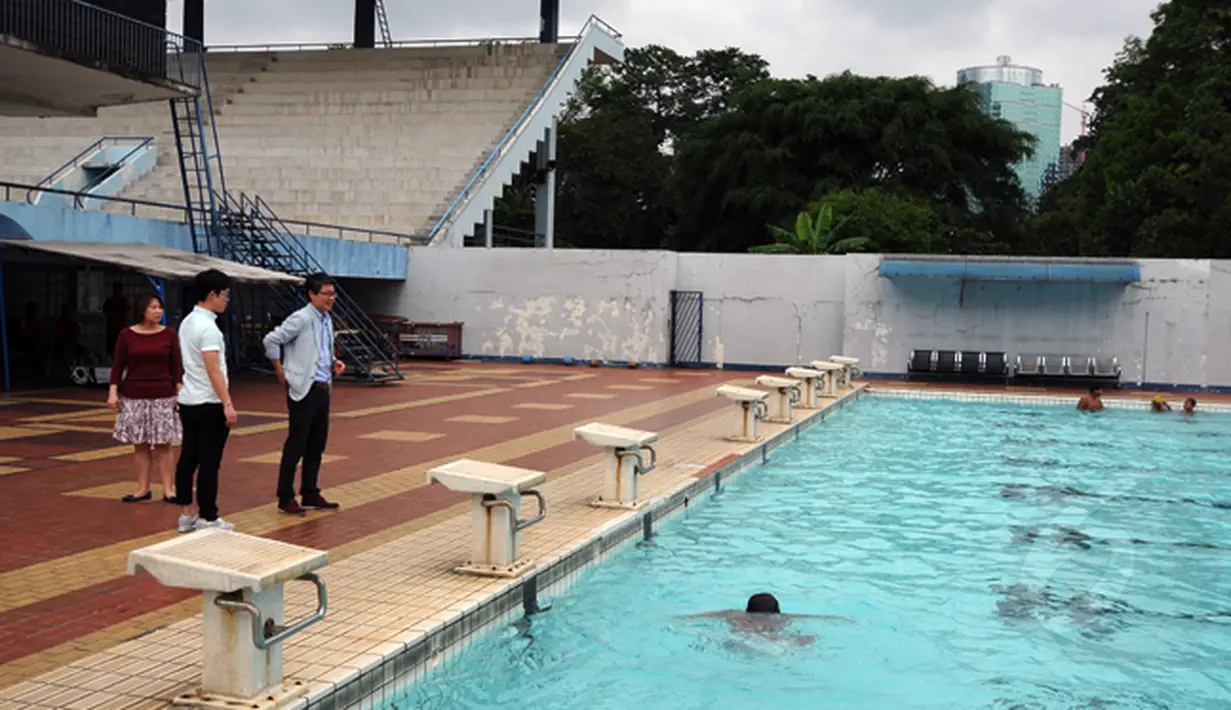 Beberapa perwakilan delegasi OCA meninjau kolam renang di sekitar Gelora Bung Karno, Jakarta, Senin (26/1/2015). Delegasi OCA meninjau beberapa tempat penyelenggaraan Asian Games 2018 di sekitar Gelora Bung Karno. (Liputan6.com/Helmi Fithriansyah)