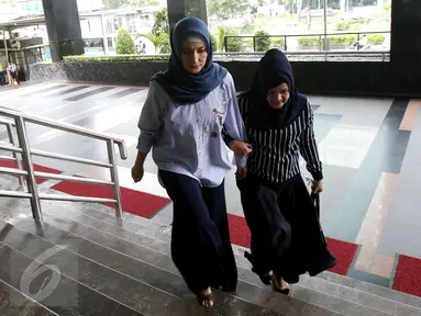 Aktris Inneke Koesherawati ditemani seorang kerabatnya mendatangi Gedung KPK, Jakarta, Kamis (29/12). Inneke Koesherawati datang untuk meminta izin menjenguk suaminya, Fahmi Darmawansyah yang ditahan di Rutan Guntur. (Liputan6.com/Helmi Afandi)