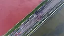 Air danau yang berubah menjadi merah menjadi tontonan warga, Yunchen, Shanxi, Tiongkok, Minggu (25/9). Warga berbondong-bondong melihat fenomena yang langka tersebut. (chinadaily.com.cn)