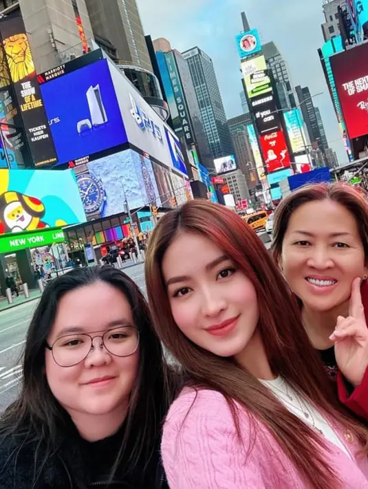 Natasha Wilona juga mengenakan knitwear pink. Sang ibunda masih mengenakan coat warna yang sama.  [@natashawilona12]