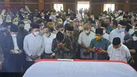 Jenazah Prof Azyumardi Azra disalatkan oleh ribuan orang yang terdiri dari mahasiswa, aktivis, akademisi, serta sanak keluarga di auditorium UIN Syarif Hidayatullah, Ciputat Timur, Kota Tangerang Selatan (Tangsel), Selasa (20/19/2022). (Dok. Liputan6.com/Pramita Tristiawati)