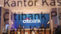 Sejumlah karyawan bersiap melayani nasabahnya di cabang Citi Bank Pantai Indah Kapuk, Jakarta, Jumat (30/10/2015).  Dengan meresmikan Citi Smart Branch misi Citi dalam menghadirkan pengalaman perbankan yang lebih sederhana. (Liputan6.com/Angga Yuniar)