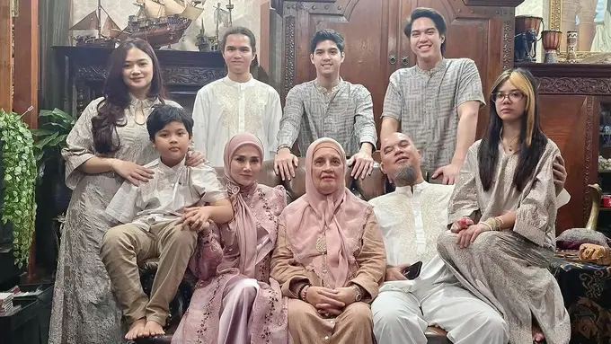Potret Mulan Jameela dan Ahmad Dhani rayakan lebaran bersama anak dan keluarga besar (Sumber: Instagram/@mulanjameela1)