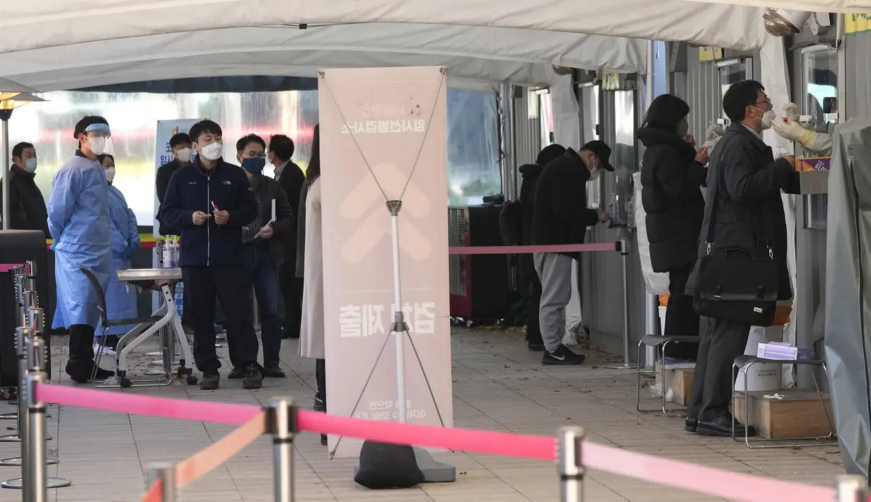 Warga menunggu untuk melakukan uji COVID-19 di tempat pengujian darurat, Seoul, Korea Selatan, Rabu (24/11/2021). Kasus COVID-19 di Korea Selatan melonjak karena penyebaran varian delta setelah pelonggaran dalam beberapa pekan terakhir untuk meningkatkan ekonomi. (AP Photo/Ahn Young-joon)