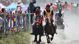 Sejumlah joki muda bersaing pada tradisi lomba pacuan kuda tradisional Gayo di Takengon, provinsi Aceh tengah, Sabtu (31/8/2019). Pacuan Kuda tradisional yang merupakan tradisi masyarakat Tanah Gayo tersebut diselenggarakan dua kali dalam setahun. (CHAIDEER MAHYUDDIN/AFP)