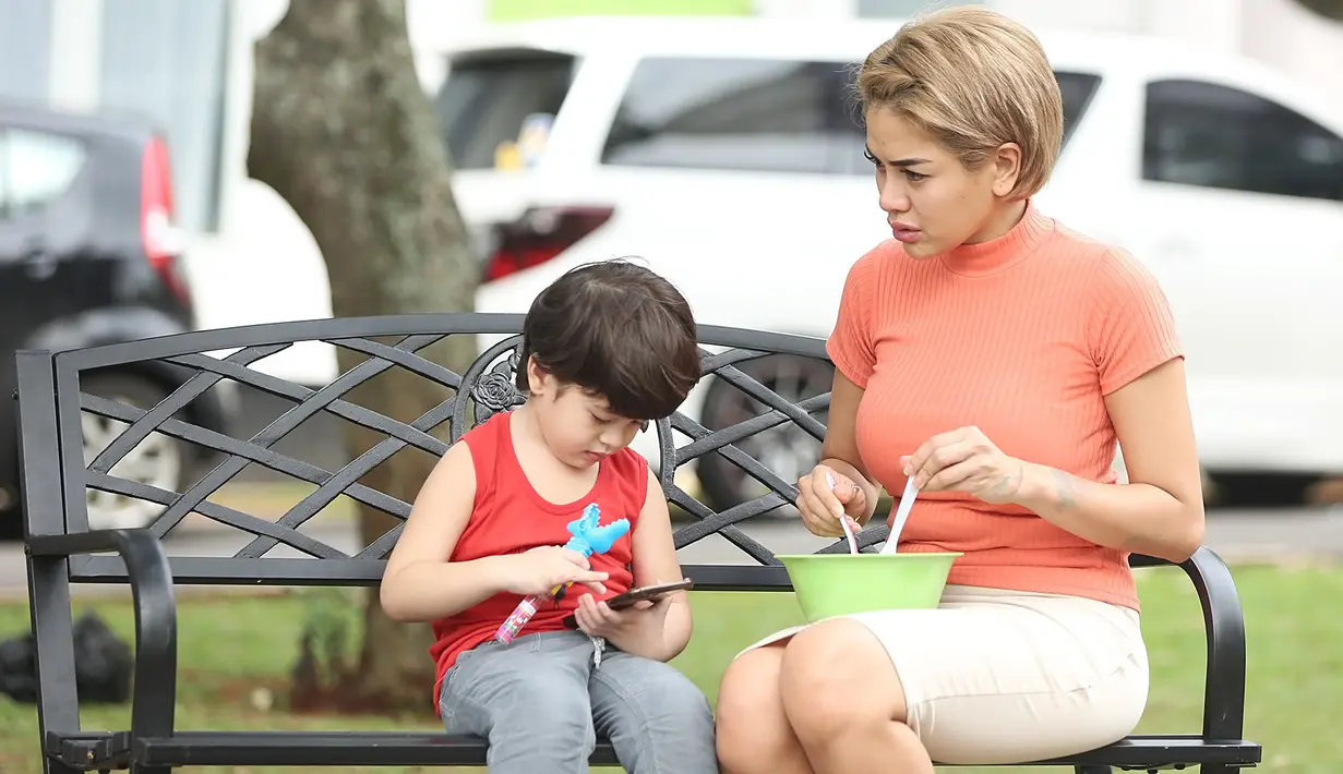 Siang itu Azka yang tiba-tiba merasa lapar tidak ingin disuapi oleh orang lain, melainkan hanya dengan ibunya saja. Akhirnya Niki pun memberikan makanan untuk anaknya di tengah syuting. (Bambang E.Ros/Bintang.com)