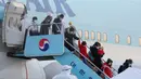 Warga Korea Selatan yang dievakuasi dari dari Wuhan, China, menuruni pesawat charter di Bandara Internasional Gimpo di Seoul pada Jumat (31/1/2020). Pesawat sewaan tersebut membawa pulang 367 warga negara Korea Selatan dari Wuhan, pusat wabah virus corona. (Kim Kyun-hyun/Newsis via AP)