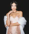 Anya Geraldine sukses mencuri perhatian di acara Gala Premiere film terbarunya, Cinta Tak Seindah Drama Korea. Dalam balutan outfit serba pink, Anya memancarkan pesona feminin dan anggun yang memikat para tamu undangan. [@anyageraldine].