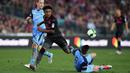 Gelandang Arsenal, Reiss Nelson, berusaha melewati gelandang Sydney FC, Paulo Retre, pada laga persahabatan di Stadion ANZ, Sydney, Kamis (13/7/2017). Arsenal menang 2-0 atas Sydney FC. (EPA/Paul Miller)