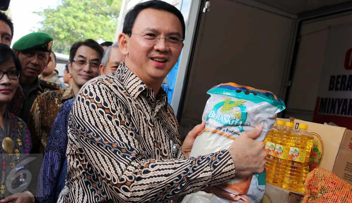 Gubernur DKI Jakarta, Basuki Tjahaja Purnama menunjukkan paket sembako saat peresmian kegiatan operasi pasar Artha Graha Peduli yang bekerja sama dengan PD Pasar Jaya, di Balaikota Jakarta, Kamis (2/7/2015). (Liputan6.com/Helmi Afandi)