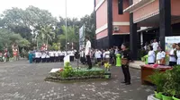 Wagub DKI Jakarta Sandiaga Uno memimpin apel di kantor Kelurahan Cipayung, Jakarta Timur, Rabu (24/1/2018). (Liputan6.com/ Devira Prastiwi)