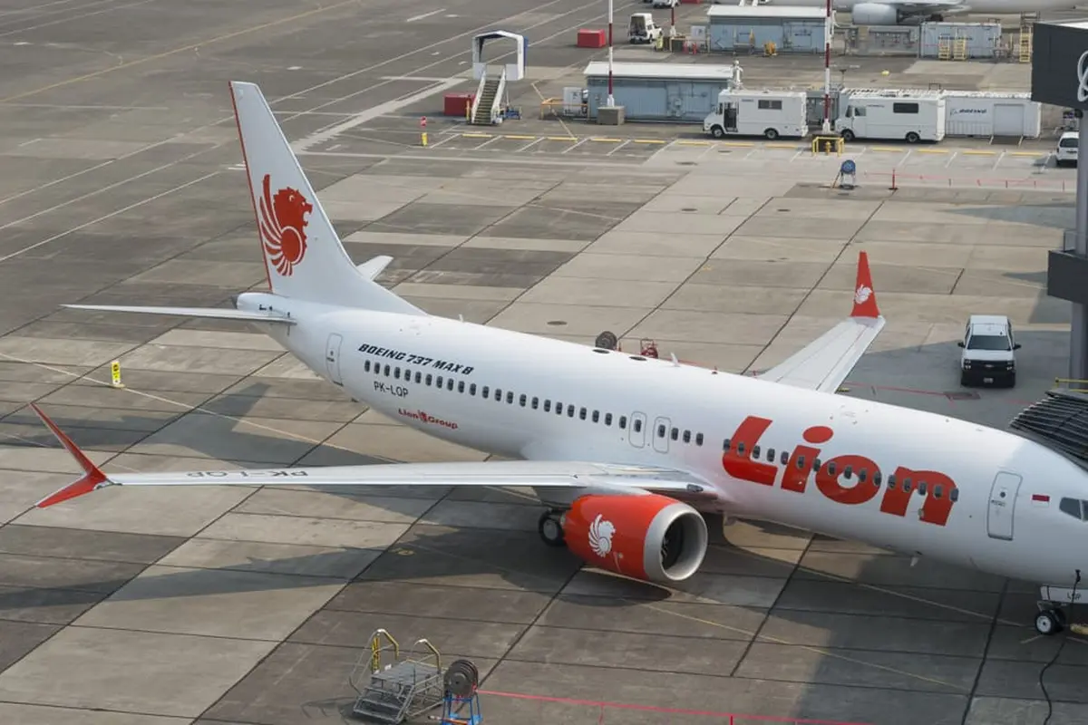 Pesawat Lion Air terparkir di Terminal 2 Bandara Internasional Soekarno Hatta, Kota Tangerang. Meski berulang kali diguncang gempa, penerbangan menuju Lombok masih berjalan normal.