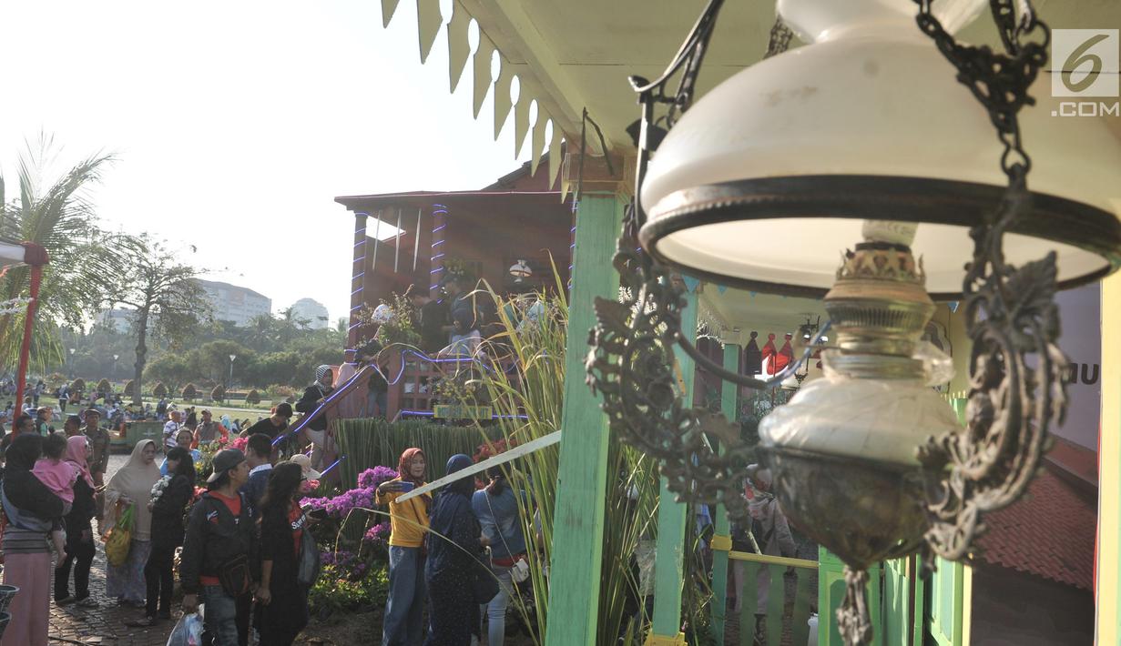 Kepadatan warga saat mendatangi Lebaran Betawi ke-12 di Lapangan Monas, Jakarta, Minggu (21/7/2019). Untuk pertama kalinya Lebaran Betawi digelar di Monas yang diisi oleh beragam seni dan budaya masyarakat Betawi dalam rangka memeriahkan HUT DKI Jakarta.(merdeka.com/Iqbal S. Nugroho)