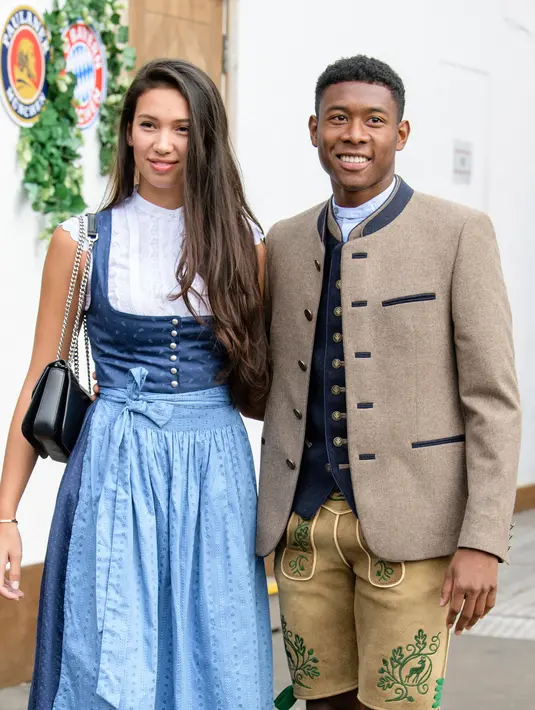 Bek kiri Bayern Munchen, David Alaba bersama pacarnya, Shalimar Heppner saat menikmati akhir dengan mengunjungi festival bir tahunan Oktoberfest di Munich, Jerman, Minggu (7/10). (Matthias Balk/dpa via AP)