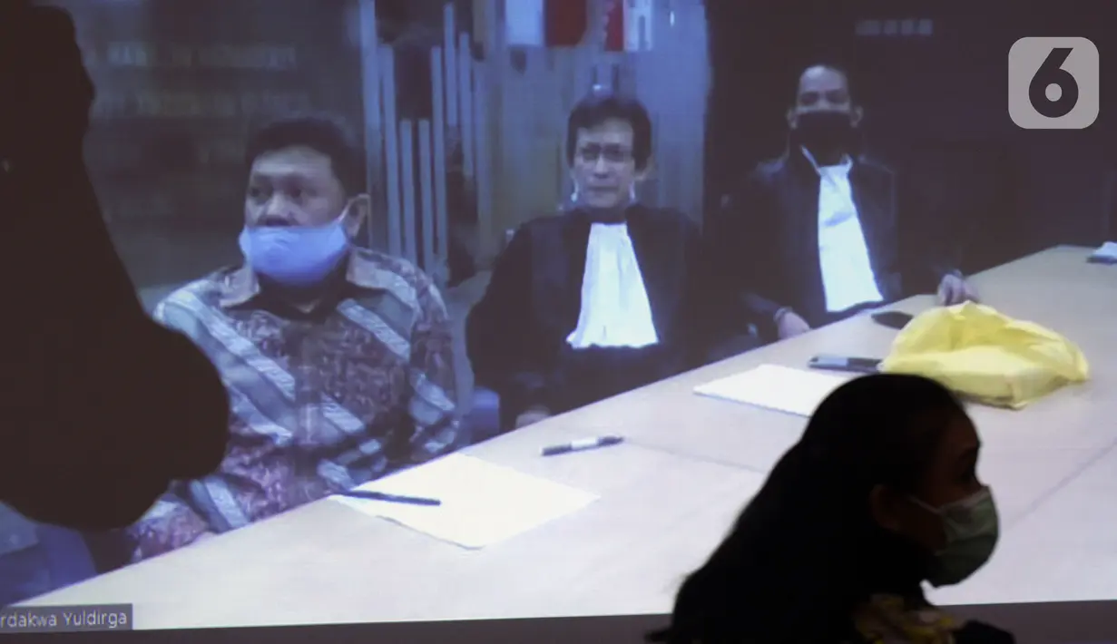 Mantan Dirut PTPN III (Persero) Dolly Pulungan menjalani sidang secara video conference di Gedung KPK, Jakarta, Rabu (13/5/2020). Dolly Pulungan dituntut 6 tahun penjara dan denda Rp 300 juta subsider 6 bulan kurungan terkait fee distribusi gula di PTPN III (Persero). (merdeka.com/Dwi Narwoko)