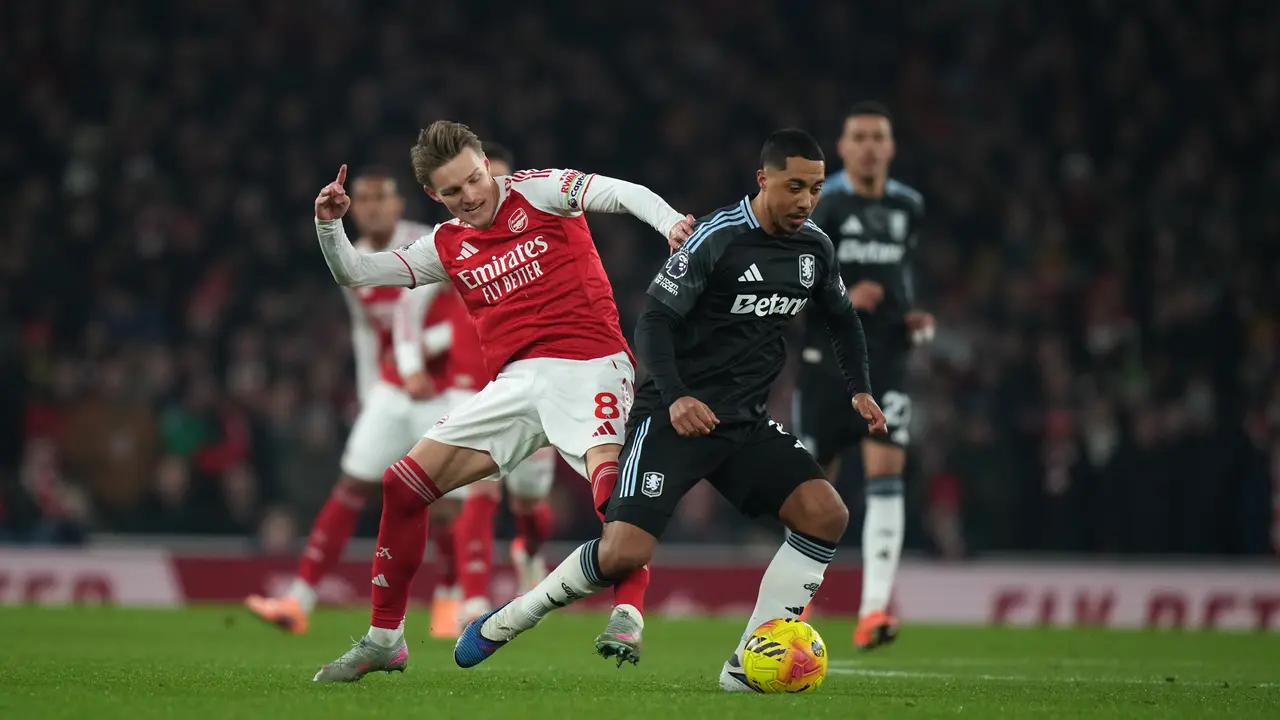 Pemain Arsenal, Martin Odegaard (kiri), berebut bola dengan pemain Aston Villa, Youri Tielemans