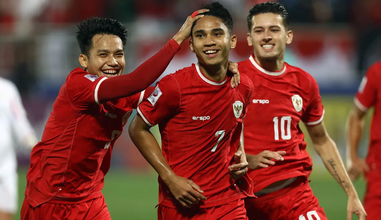 Selebrasi pemain Timnas Indonesia U-23, Marselino Ferdinan (tengah) bersama Witan Sulaeman (kiri) dan Justin Hubner setelah mencetak gol pertama ke gawang Yordania U-23 lewat eksekusi penalti pada laga ketiga Grup A Piala Asia U-23 2024 di Abdullah bin Khalifa Stadium, Doha, Qatar, Minggu (21/4/2024). (AFP/Karim Jaafar)