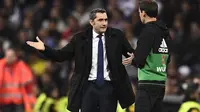 Pelatih Barcelona, Ernesto Valverde lakukan protes  pada laga semfinal Copa Del Rey yang berlangsung di stadion Santiago Bernabeu, Madrid, Kamis (28/2). Barcelona menang 3-0 atas Real Madrid. (AFP/Oscar Del Pozo)