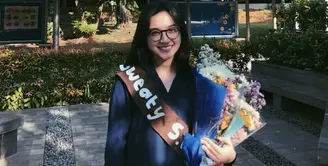 Wajah bahagia nan lega terlihat dari paras Rachel Amanda yang kini sudah berhasil menyelesaikan pendidikan Strata 1nya di Fakultas Psikologi, Universtas Indonesia. (Instagram/auroramanda)