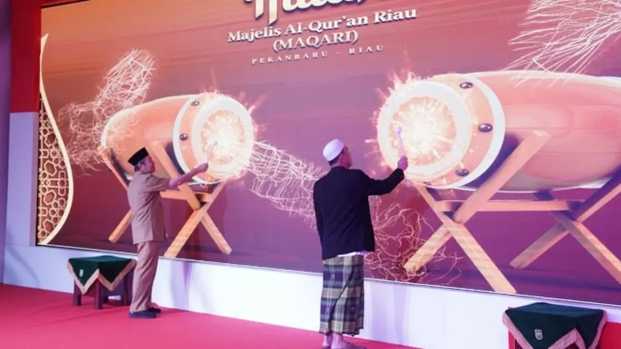 Gubernur Riau Syamsuar (kiri) saat meluncurkan program Majelis Al-Quran Riau.