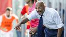 Pelatih Inter Milan, Luciano Spalletti, memberikan instruksi saat melawan Crotone pada laga Serie A Italia di Stadion Ezio Scida, Calabria, Sabtu (16/9/2017). Crotone kalah 0-2 dari Inter. (AFP/Carlo Hermann)
