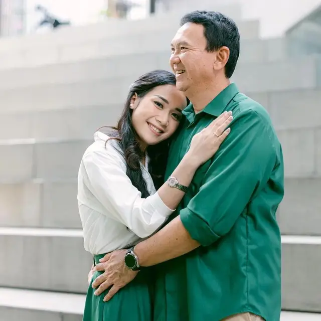 7 Gaya Pemotretan Keluarga Ahok dan Puput Nastiti Ini Curi Perhatian