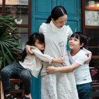 ilustrasi ibu dan anak bahagia/Photo by Ketut Subiyanto from Pexels