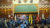 Akibat sidang rakyat yang digelar ratusan mahasiswa untuk menuntut harga Pertalite turun, ruang paripurna DPRD Riau porak poranda. Seorang mahasiswa ditangkap. (Liputan6.com/M Syukur)