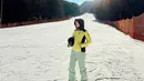 Tantri Namirah bermain ski di Korea Selatan. Ia tampil dengan jaket shocking hijau dipadukan celana panjang hijau mint nya. [@tantrinamirah]