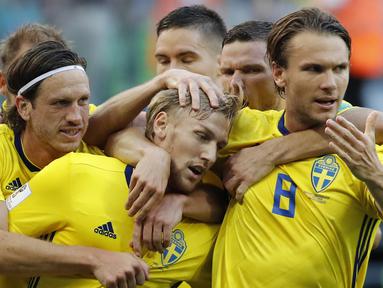 Para pemain Swedia merayakan gol yang dicetak Emil Forsberg ke gawang Swiss pada babak 16 besar Piala Dunia di Stadion St Petersburg, St Petersburg, Selasa (3/7/2018). Swedia menang 1-0 atas Swiss. (AP/Efrem Lukatsky)