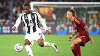 Bek Juventus asal Prancis Pierre Kalulu (kiri) berebut bola dengan bek Roma asal Spanyol Jose Tasende selama pertandingan sepak bola Seri A Italia AS Roma vs Juventus di Stadion Olimpiade di Roma pada 6 April 2025.Alberto PIZZOLI / AFP