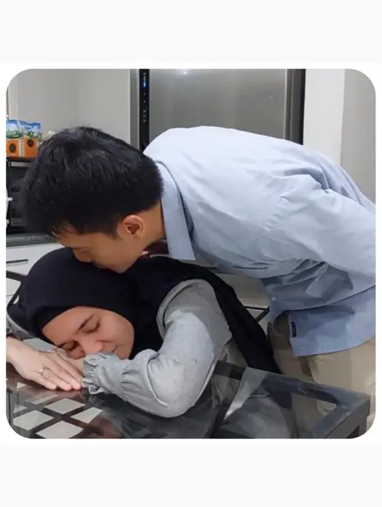 Saat sedang mendapatkan masalah, pasangan ini juga menyelesaikan secara baik-baik. Bahkan, tak akan membawa sampai keluar kamar. Bagi Dhini, biarlah masalah yang terjadi dihadapi berdua tanpa melibatkan orang lain. [Instagram/dimasseto_1/dhiniaminarti]
