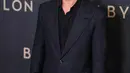 Aktor Brad Pitt berpose untuk fotografer setibanya pada acara premiere film Babylon di Paris, Prancis, 14 Januari 2023. Brad Pitt terlihat gagah dengan setelan jas serba hitam yang dikenakan. (AP Photo/Michel Euler)