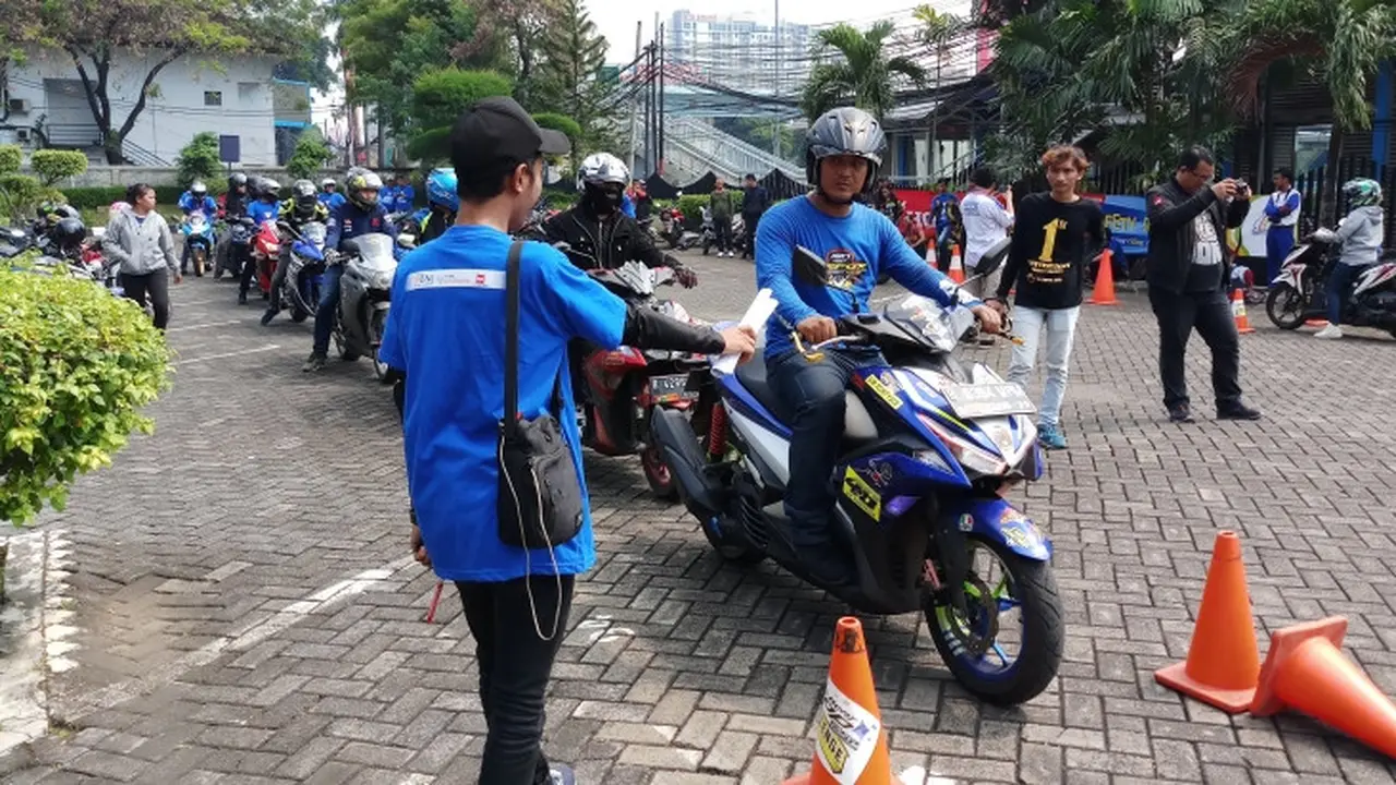 Belajar naik sepeda motor