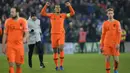 Bek Belanda, Virgil Van Dijk, merayakan keberhasilan lolos ke Piala Eropa 2020 usai melawan Irlandia Utara di Windsor Park, Belfast, Sabtu (16/11). Kedua negara bermain imbang 0-0. (AFP/Mark Marlow)