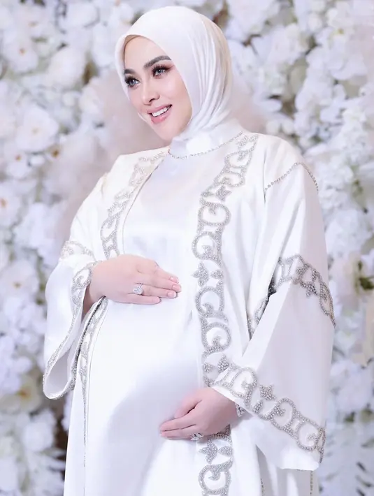 Syahrini tampil dengan gamis putih, outer dengan border silver yang mewah di ujungnya. [Foto: Instagram/princessyahrini]