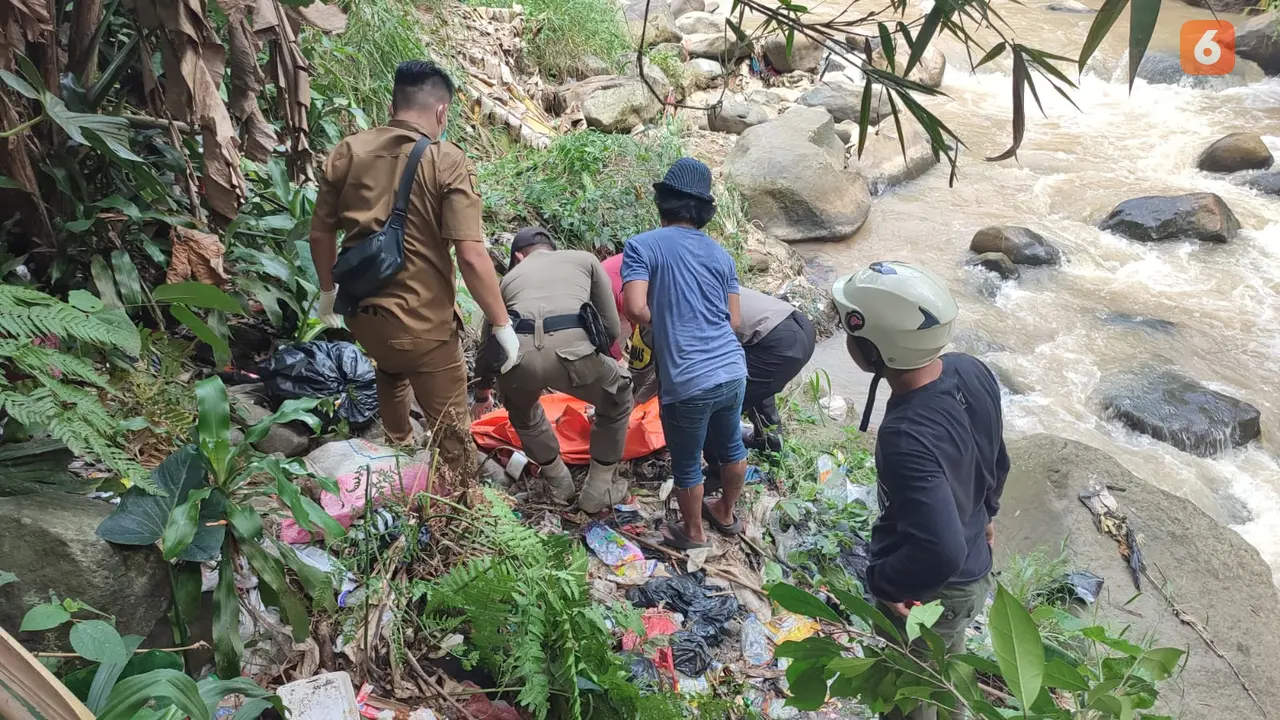 Evakuasi jenazah membusuk oleh polisi dan tim gabungan di bawah Jembatan Sekarwangi, Kecamatan Cibadak, Kabupaten Sukabumi. (Liputan6.com/Istimewa).