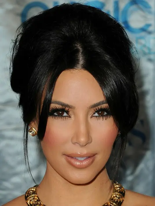 Melansir Ace Showbiz beberapa waktu lalu, Kim menceritakan masa kecilnya di mana ia pernah mencuri lipstick saat masih berusia 11 tahun. Keberadaannya saat itu tentu bersama dengan Nicole Richie. (AFP/JASON MERRITT)