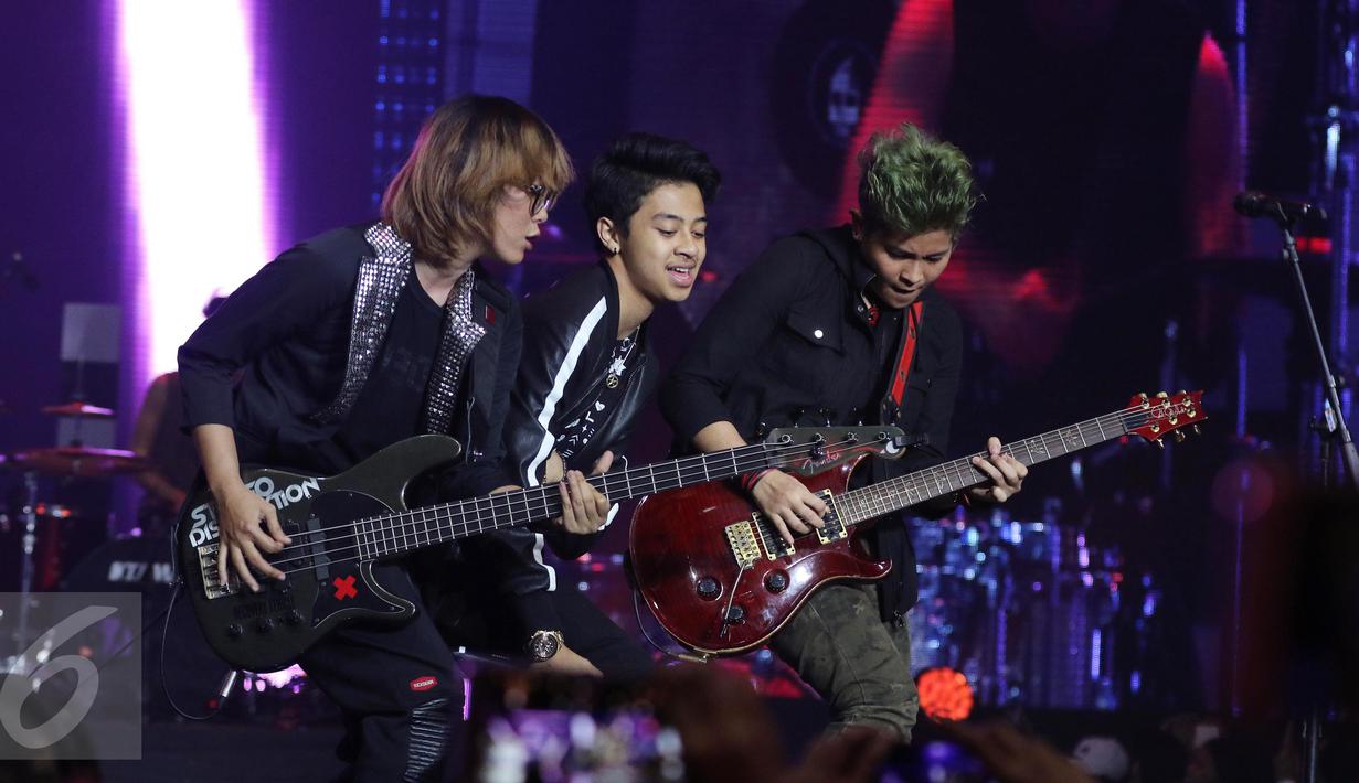 Aksi Bastian Steel (tengah) saat tampil di The Biggest Concert di Studio 6 Emtek City, Jakarta, Rabu (26/10). The Biggest Concert  Aliando Syarief bertemakan "Magicaliando". (Liputan6.com/Herman Zakharia)