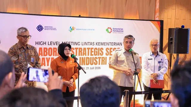 Menteri Ketenagakerjaan (Menaker) Yassierli bersama  Kepala BPS Amalia Adininggar Widyasanti. (Dok Kemnaker)