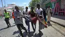 Serangan bom mobil menewaskan sejumlah orang di Mogadishu, Somalia, Senin (13/3). Sebuah mobil meledak di dekat Hotel Weheliye yang ramai oleh lalu lalang warga. (AP Photo / Farah Abdi Warsameh)